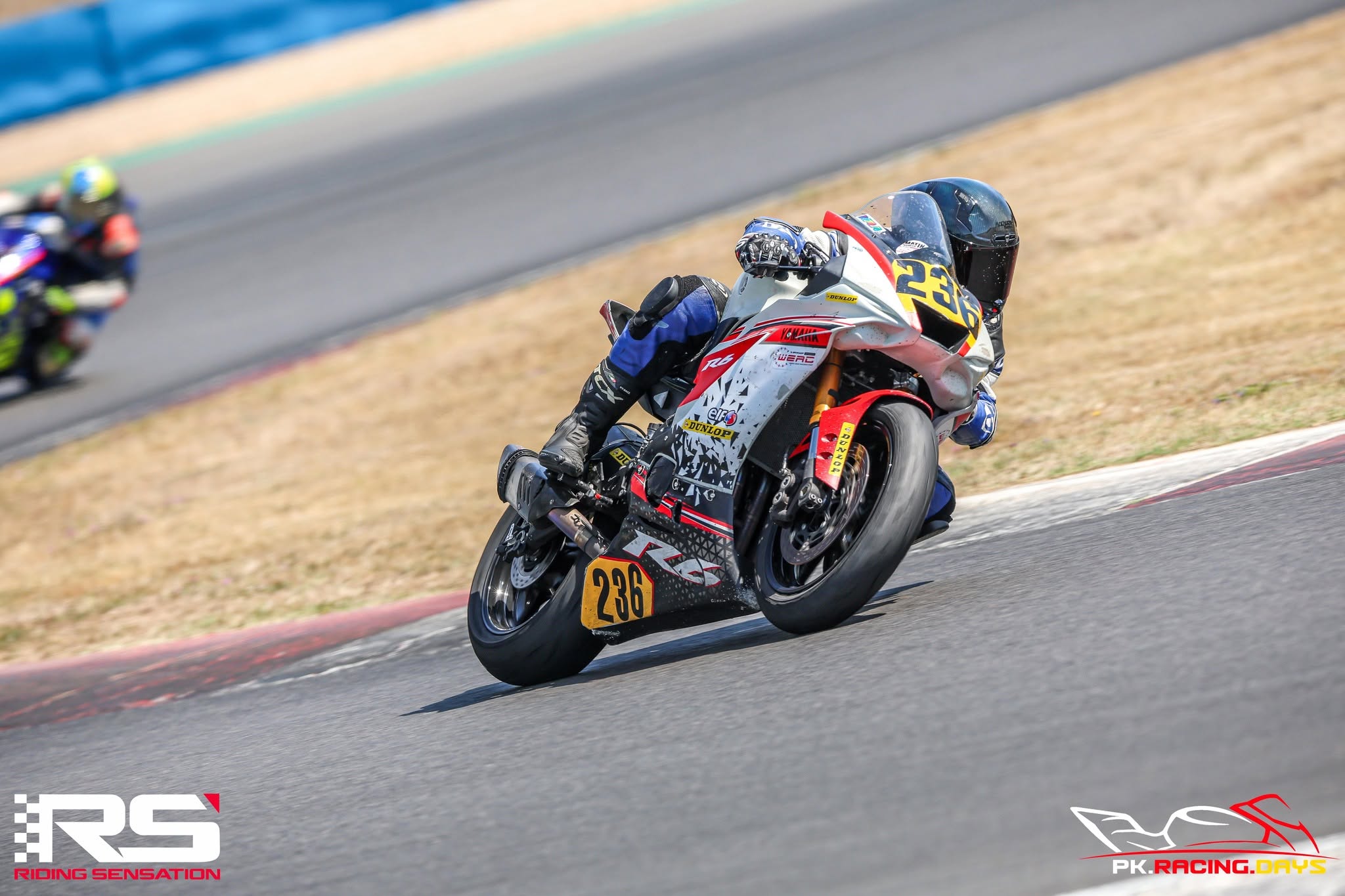 La Yamaha R6 n°236 de Belo’s Team en pleine prise d’angle sur circuit